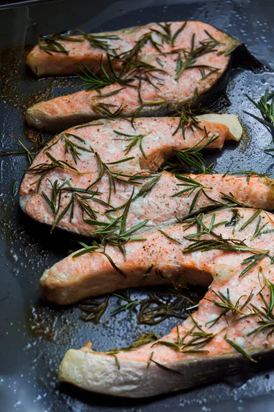 Im Ofen gebackener Lachs mit Rosmarin — Stockfoto