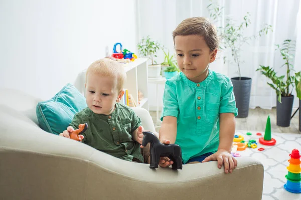 Meninos brincando de cavalo na poltrona de volta — Fotografia de Stock