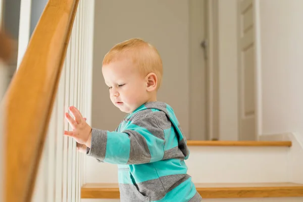 Jugando al escondite en las escaleras de casa —  Fotos de Stock