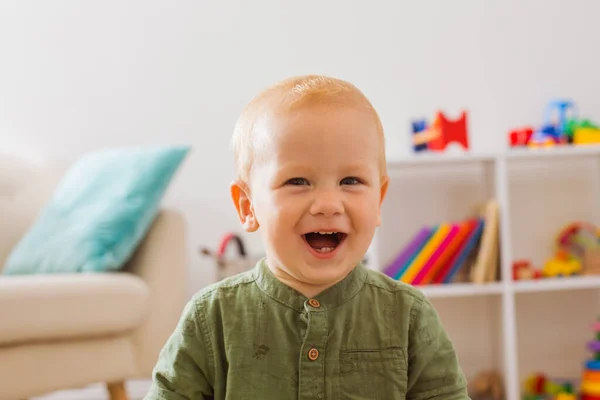 Jardín de infantes que causa emociones positivas en el bebé —  Fotos de Stock