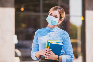 Öğrenci bir salgın hastalıkta çalışmaya döndüğü için mutlu.