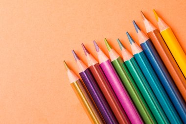 Modern sanat için metal renkli kalemler.