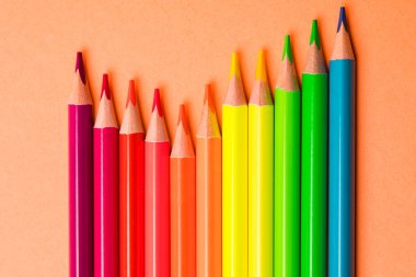 Renkli kalemler gökkuşağı renklerinde yakın planda.