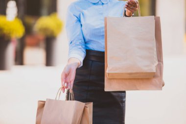 Alışveriş torbaları için geri dönüşümlü malzeme kullanımı