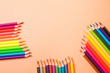 Kopyalama alanı olan renkli kalemler