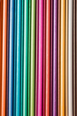 Arkaplan olarak renkli ahşap renkli kalemler