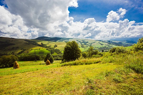 Clouds covering sky, casting shadow on mountain valleys — Stock Photo, Image