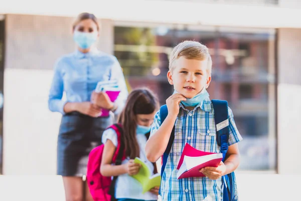 Es difícil para los niños usar máscaras todo el tiempo. —  Fotos de Stock