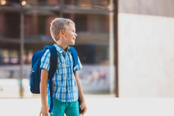 Leuke jongen gaat naar school met rugzak — Stockfoto