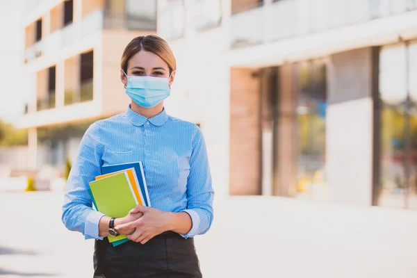 Der Student mit Schutzmaske studiert während einer Pandemie — Stockfoto