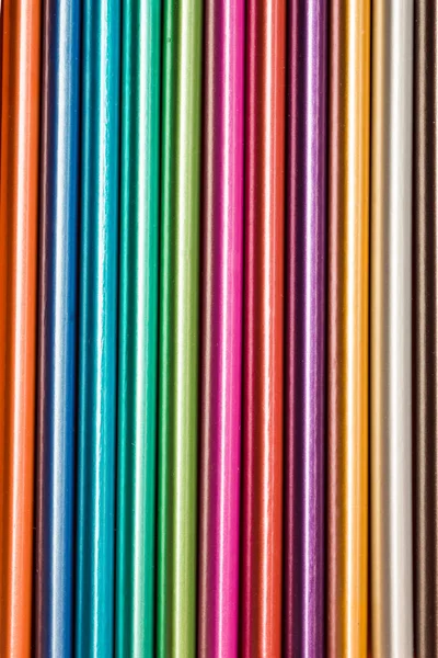 Arkaplan olarak renkli ahşap renkli kalemler — Stok fotoğraf