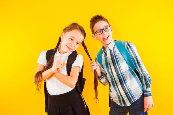 School vriendschap tussen een jongen en een meisje — Stockfoto