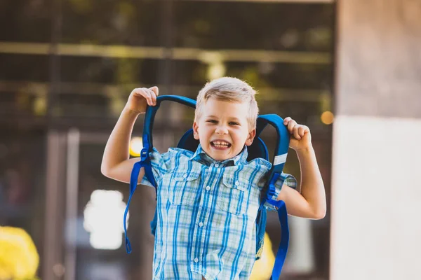 Vreugde en trots van een schooljongen overlopen kleine jongen — Stockfoto