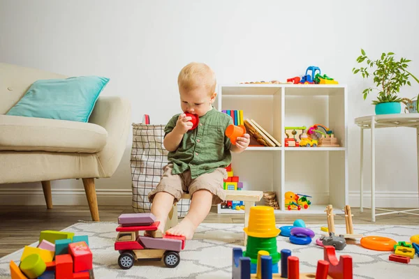 Leren vormen en smaken met behulp van alle delen van het lichaam — Stockfoto