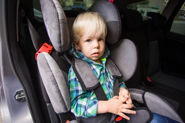 Reglas de conducción segura en un coche para el bebé —  Fotos de Stock