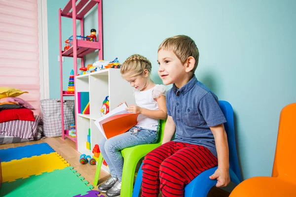 Die Kinder lernen im Kindergarten Neues kennen — Stockfoto