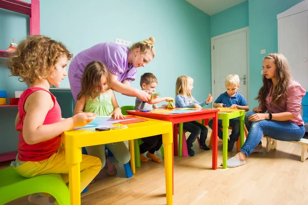 Förskoleelever med handledarverksamhet i konstklass — Stockfoto