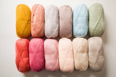 Pastel renkte örülmüş iplikler.