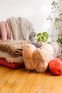 Ev hobileri, örgü battaniyeler ve giysiler odada.