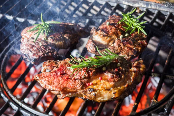 Añadir un poco de sabor extra puede hacer que la carne a la parrilla notable —  Fotos de Stock