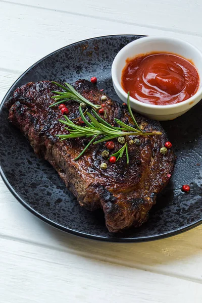 Aromatic seasoning make simple grilled meat a reastaurant style dish — Fotografia de Stock