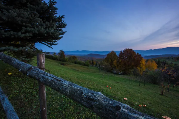 Pohled z kopce na krásnou večerní přírodu v přírodě — Stock fotografie