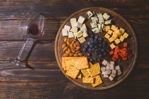 The set of different snacks for red wine — Photo