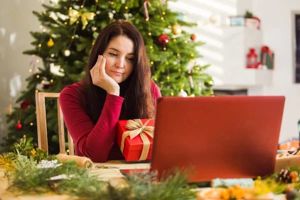 Sad woman misses her family, looking on her laptop screen — Stock Photo, Image