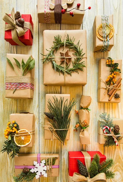 Duftende Weihnachtsgeschenke bestehen aus natürlichen Materialien — Stockfoto