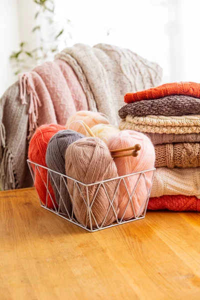 아늑 한 가정 취미 - 거실에서 뜨개질하는 모습 — 스톡 사진