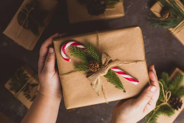 Eenvoudig inpakken van kerstcadeau met suikerriet — Stockfoto