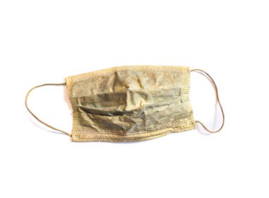 Koruyucu tıbbi maske altın ağırlığında.