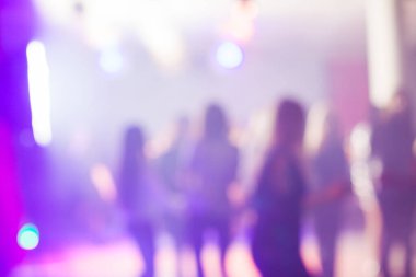 Disko kulübünde tipik bir tatil partisi.