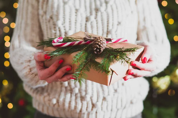 El regalo de Navidad ecológico en manos de las mujeres — Foto de Stock