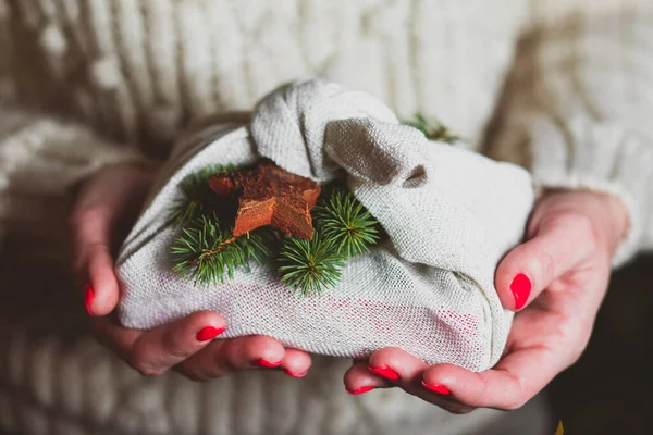 De vrouw houdt een kerstcadeau gemaakt in Japanse stijl — Stockfoto