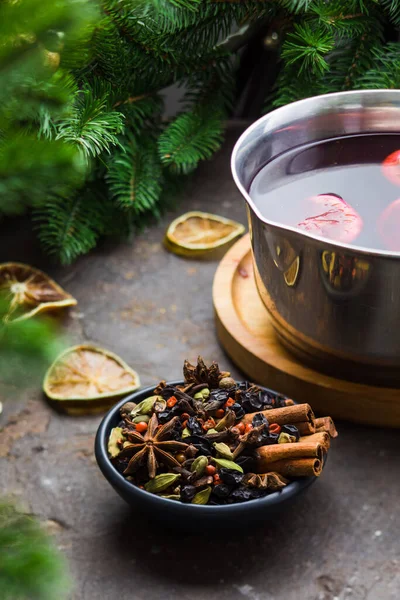 Mulled wine ingredients assortment in a dark bowl — Fotografia de Stock