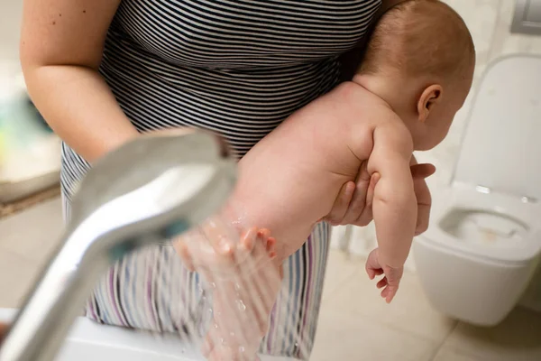 Mothers use different life hacks to make life easier — Stock Photo, Image