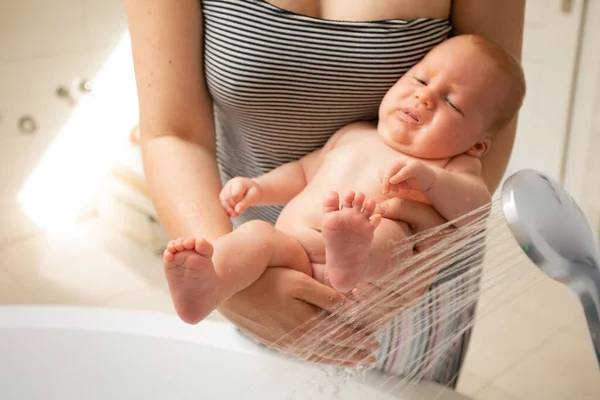 Using background noise of running water to sleep your baby — Stock Photo, Image