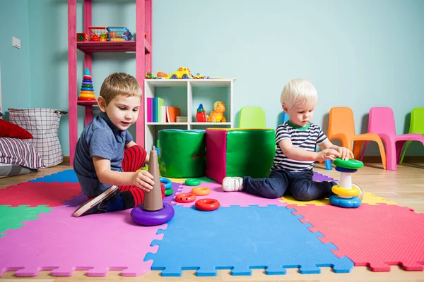 Die kleinen Kinder lernen im Kindergarten verschiedene Fertigkeiten — Stockfoto