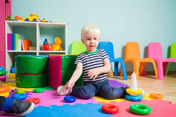 Al chico le gusta jugar y aprender — Foto de Stock