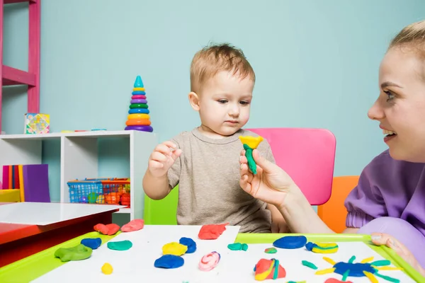 The baby develops fingers motility by means of plasticine — Stock Photo, Image