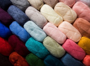 Arkaplan olarak farklı renk iplikleri için pamuk iplikleri