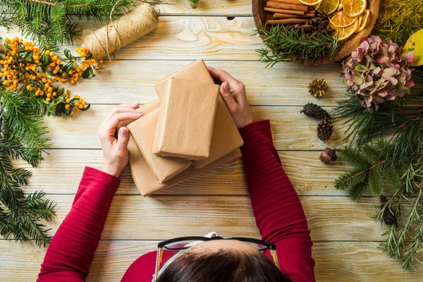 Žena balí vánoční dárky z ekologických materiálů — Stock fotografie