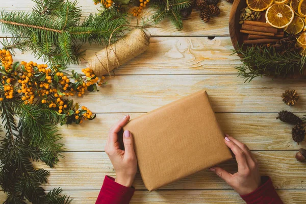 Mamma förbereder jul miljövänliga presenter för barn — Stockfoto