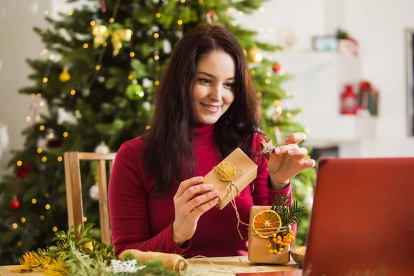 Συσκευασία Χριστούγεννα οικολογικά στυλ δώρα κατά τη διάρκεια on-line masterclass — Φωτογραφία Αρχείου