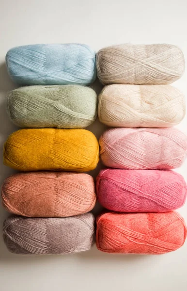 O conjunto de fios para tricô em cores pastel — Fotografia de Stock