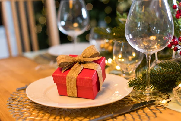 Tratarse con un regalo durante el cierre de Navidad — Foto de Stock