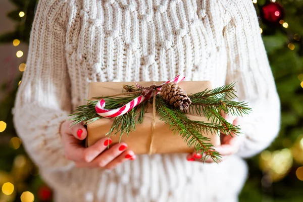 装有生态型圣诞礼物的盒子和一小枝云杉 — 图库照片