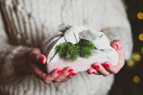 El regalo sostenible reutilizable de Navidad hecho en estilo japonés — Foto de Stock