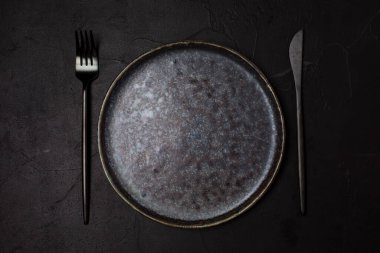 Koyu arkaplanda moda koyu yemekler, üst görünüm